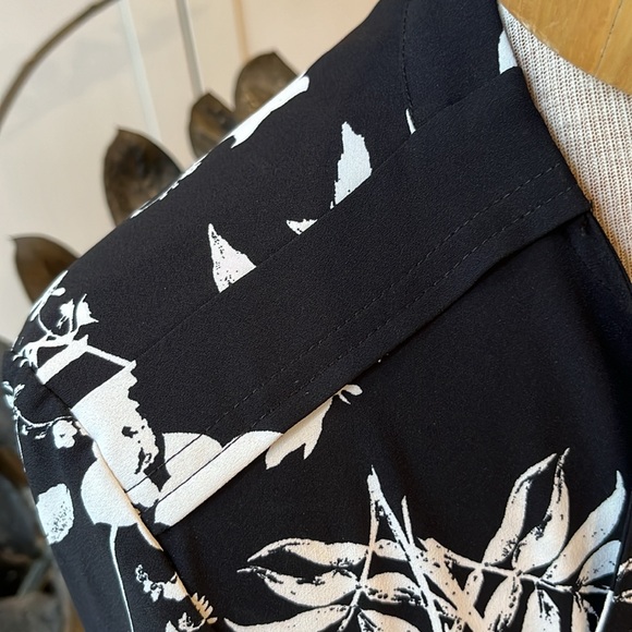 NWOT cinq a sept black and white floral print belted lightweight trench coat. - Picture 6 of 14